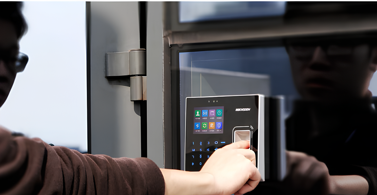 Control de acceso biométrico Hikvision para gestión de personal